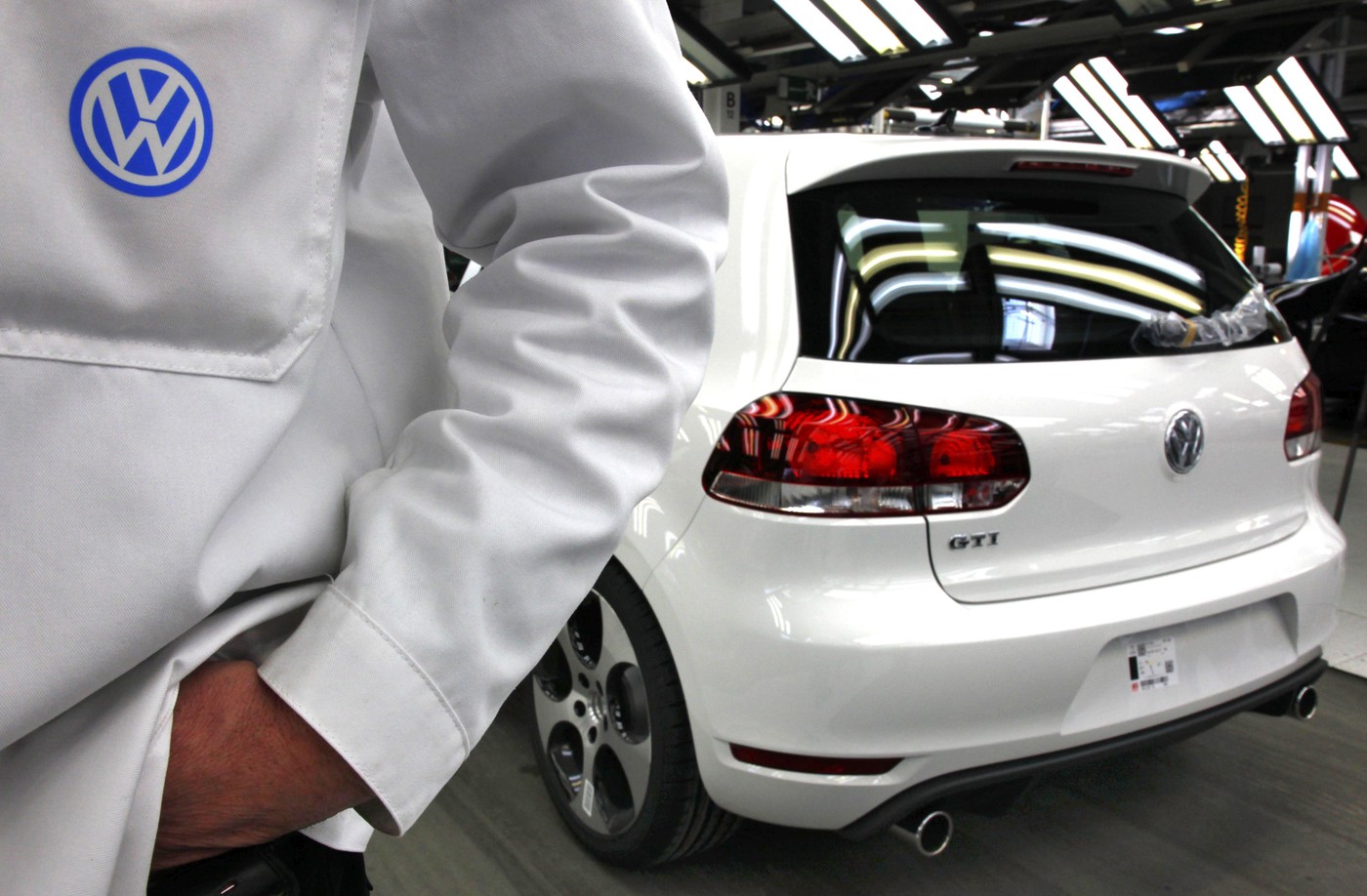 Criza la Volkswagen: Nemții taie jumătate din modele și reduc masiv producția / Ce urmează pentru angajați Criza la Volkswagen: Nemții taie jumătate din modele și reduc masiv producția / Ce urmează pentru angajați