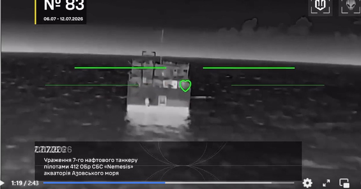 Războiul din Marea Azov: Rusia recunoaște un petrolier lovit, Kievul susține că a distrus 14 nave într-o noapte