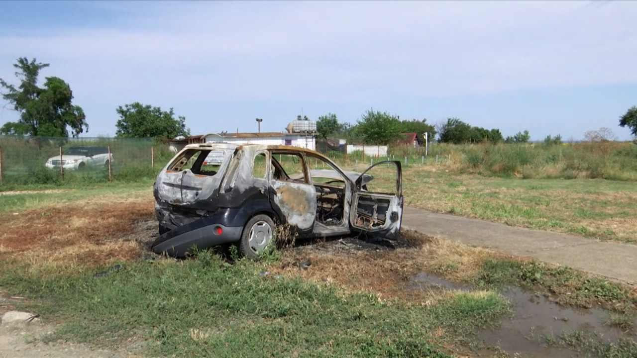 A dat foc unei maşini în faţa secţiei de Poliţie după o amendă. Ce îl aşteaptă acum pe un bărbat din Galaţi