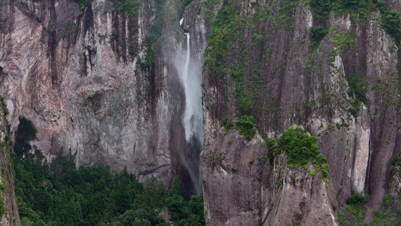 Cascada care curge invers, fenomenul ireal apărut în China. Care e explicaţia specialiştilor Cascada care curge invers, fenomenul ireal apărut în China. Care e explicaţia specialiştilor