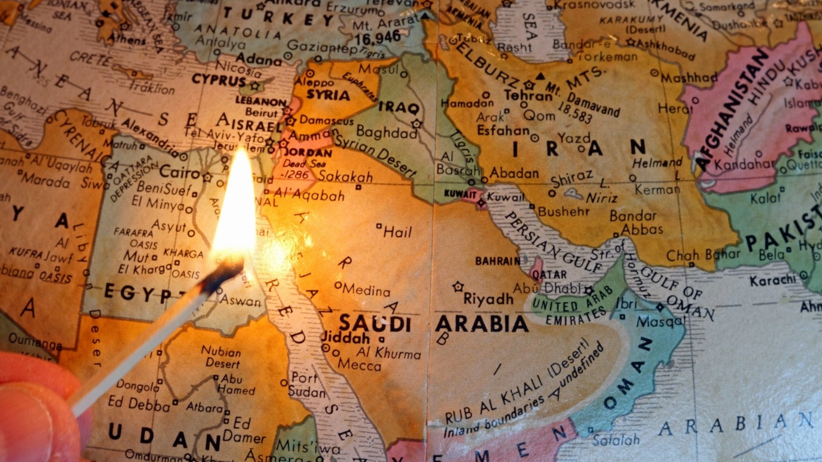Este haos în Orientul Mijlociu: SUA au reintrodus blocada asupra porturilor iraniene, iar Trump amenință ”nu veți mai avea pe nimeni în viață!”. Iranul atacă Iordania și Bahreinul