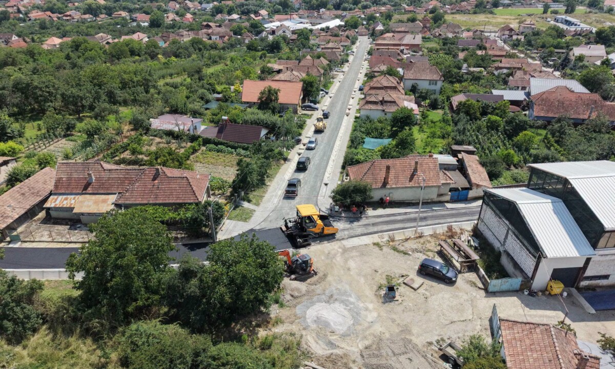 FOTO: Se toarnă primul strat de asfalt pe mai multe străzi din Aiud, care asigură legătura cu DJ 107I FOTO: Se toarnă primul strat de asfalt pe mai multe străzi din Aiud, care asigură legătura cu DJ 107I