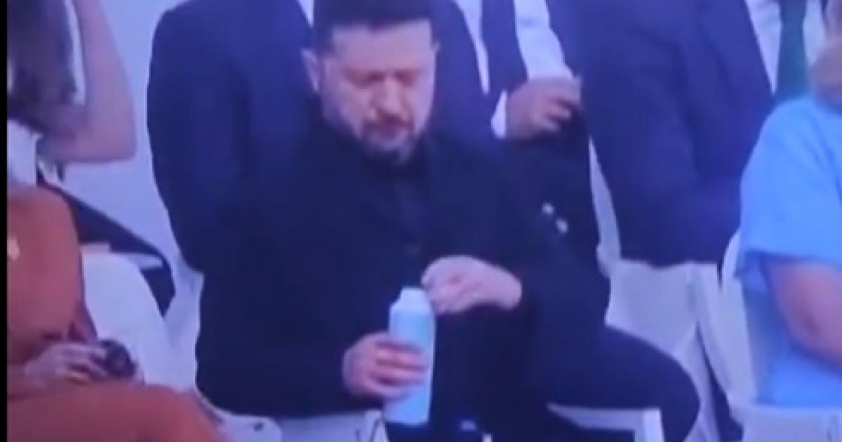 Zelenski, surprins cum rupe capacul la o sticlă, ignorând normele UE: „A amânat aderarea Ucrainei cu 15 ani” Zelenski, surprins cum rupe capacul la o sticlă, ignorând normele UE: „A amânat aderarea Ucrainei cu 15 ani”