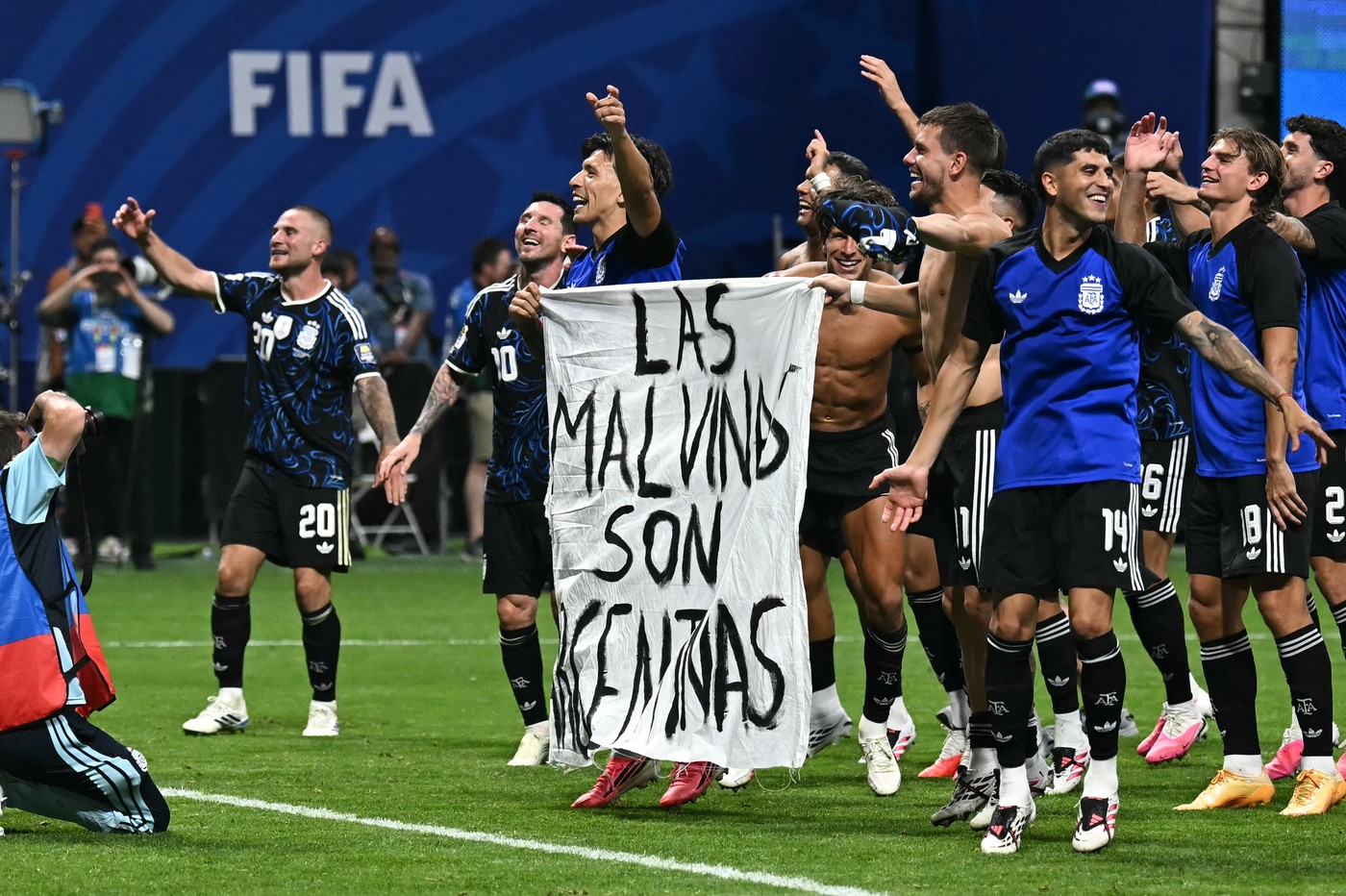 Argentina e în finală după ce a învins Anglia, dar riscă sancțiuni din partea FIFA după un gest interzis la finalul meciului Argentina e în finală după ce a învins Anglia, dar riscă sancțiuni din partea FIFA după un gest interzis la finalul meciului