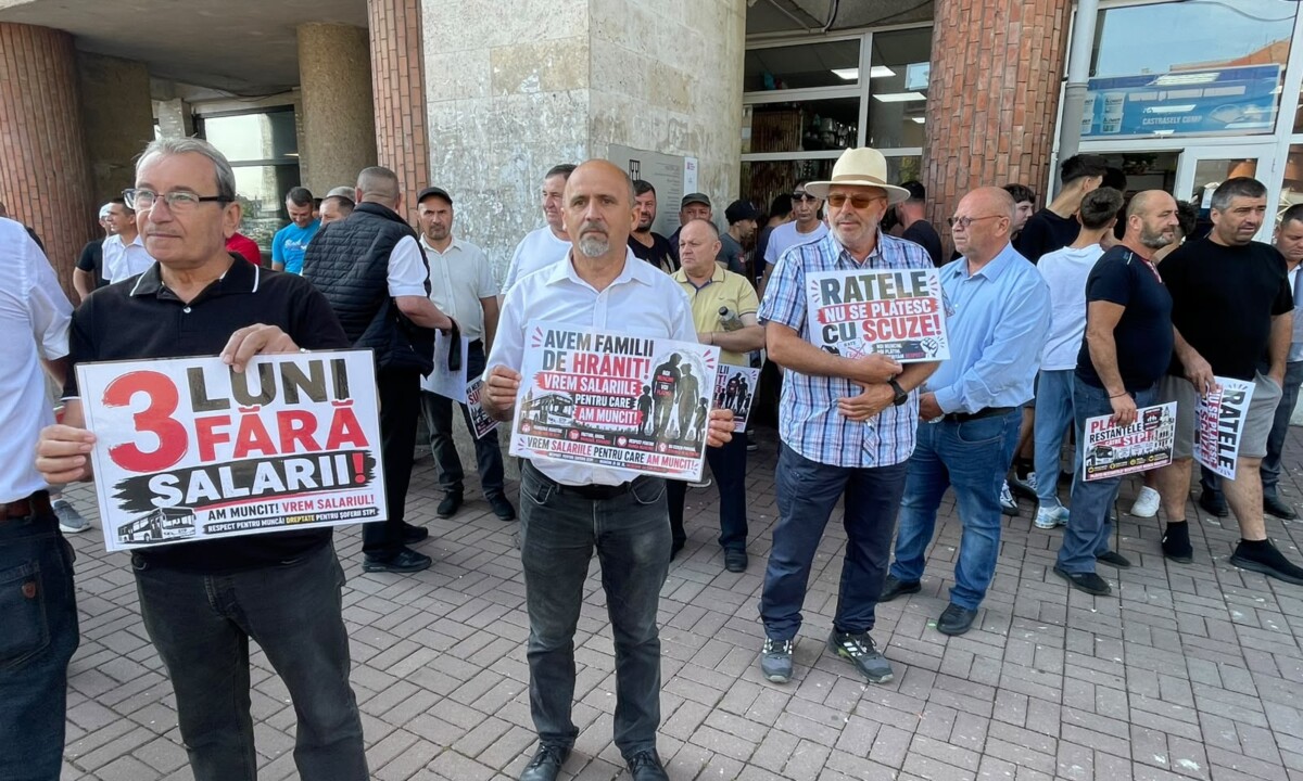 VIDEO: Protest al angajaților STP Alba Iulia în fața primăriei, la peste o lună de la sistarea transportului public în oraș VIDEO: Protest al angajaților STP Alba Iulia în fața primăriei, la peste o lună de la sistarea transportului public în oraș