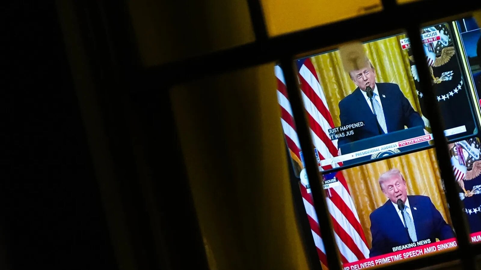 VIDEO Donald Trump, în război cu marile televiziuni din SUA: Au refuzat să-i transmită discursul, iar președintele solicită să-și piardă licența de transmisie VIDEO Donald Trump, în război cu marile televiziuni din SUA: Au refuzat să-i transmită discursul, iar președintele solicită să-și piardă licența de transmisie