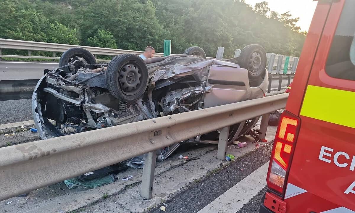 FOTO: O fetiță de 5 ani a murit într-un accident produs pe A1, între Sebeș și Sibiu. Mașina unei familii de străini s-a răsturnat FOTO: O fetiță de 5 ani a murit într-un accident produs pe A1, între Sebeș și Sibiu. Mașina unei familii de străini s-a răsturnat