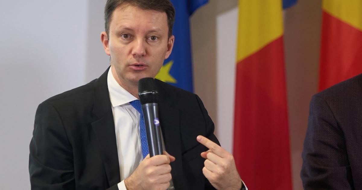 Manole, ironie la adresa lui Siegfried Mureşan pe legea salarizării: „L-am invitat, sigur nu e pe plajă” Manole, ironie la adresa lui Siegfried Mureşan pe legea salarizării: „L-am invitat, sigur nu e pe plajă”