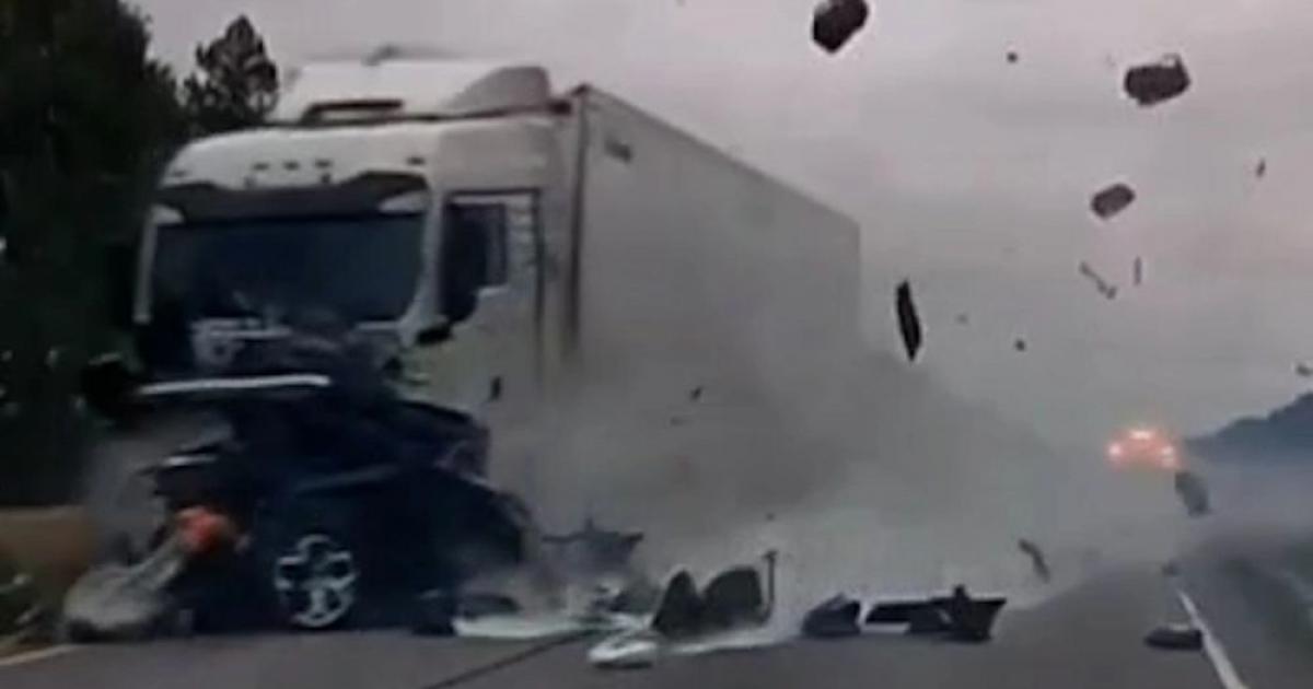 Moartea a venit într-o secundă. Momentul când o familie întreagă este spulberată de un TIR pe o şosea în Rusia Moartea a venit într-o secundă. Momentul când o familie întreagă este spulberată de un TIR pe o şosea în Rusia