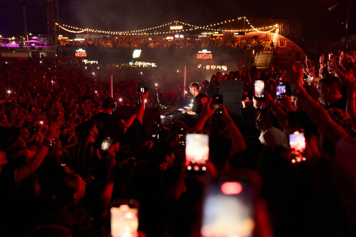 O nouă zi sold out la NIBIRU, 82.000 de vizitatori în stațiunea de pe litoral și un show de neuitat a lui HUGEL în a doua zi a festivalului Galaxia O nouă zi sold out la NIBIRU, 82.000 de vizitatori în stațiunea de pe litoral și un show de neuitat a lui HUGEL în a doua zi a festivalului Galaxia