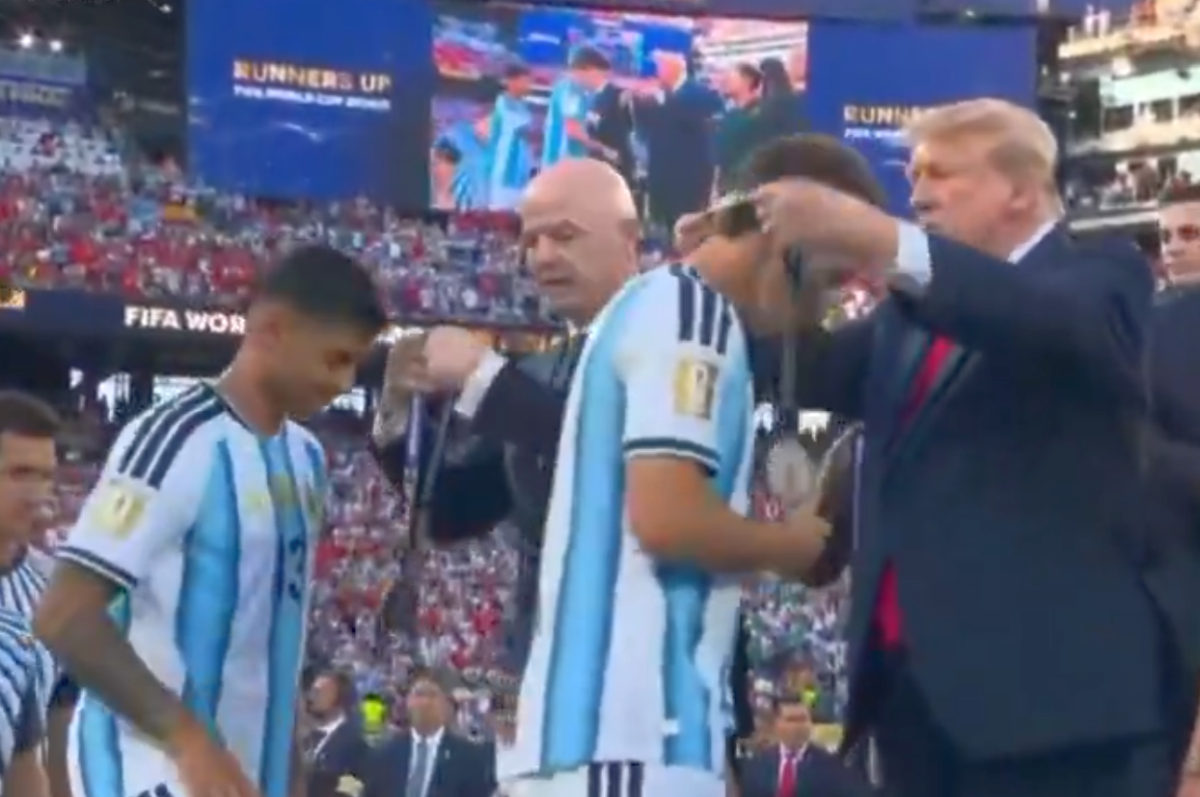 SINGURUL fotbalist care nu dă mâna cu Donald Trump la ceremonia de premiere SINGURUL fotbalist care nu dă mâna cu Donald Trump la ceremonia de premiere