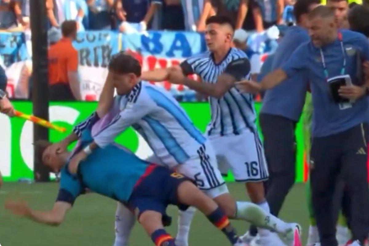 Argentinianul a fost eliminat DUPĂ meci pentru gesturi sălbatice! Argentinianul a fost eliminat DUPĂ meci pentru gesturi sălbatice!