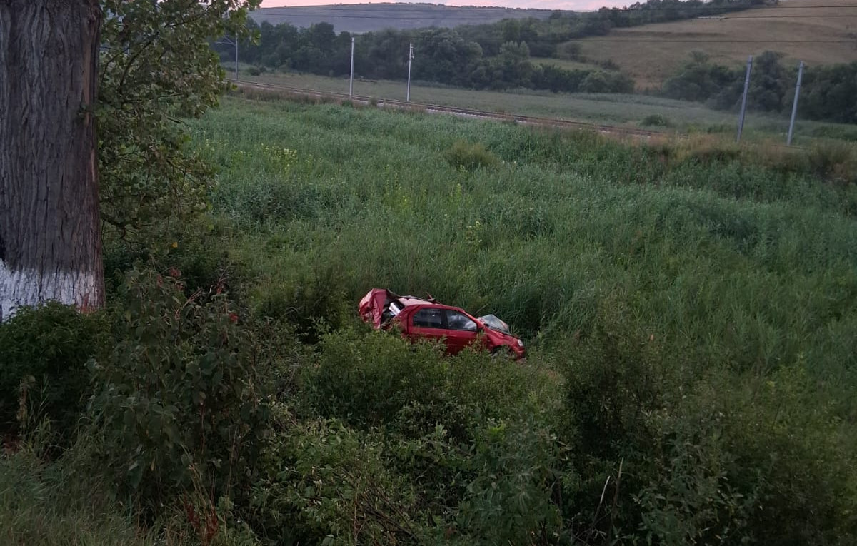 FOTO. Mașină ieșită de pe șosea între Gârbău și Viștea. Un șofer a fost scos de pompieri dintre fiare și dus la spital