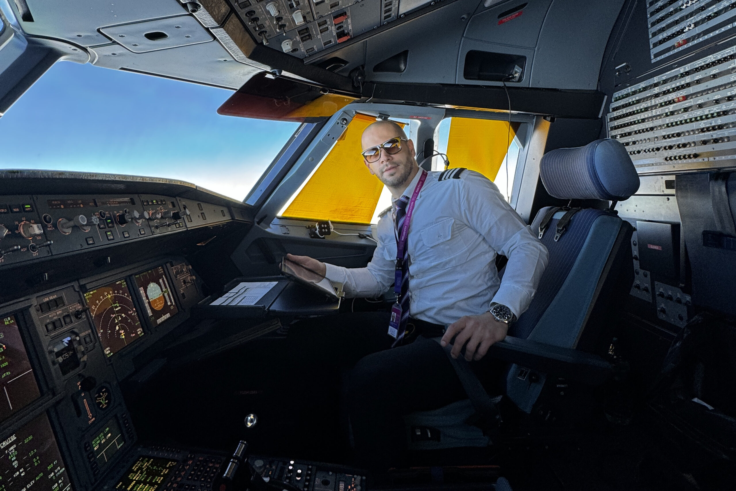 FOTO. Pilot la Wizz Air, influencer cu aproape 250.000 de urmăritori pe Instagram și TikTok. Vrea să devină comandant de avion