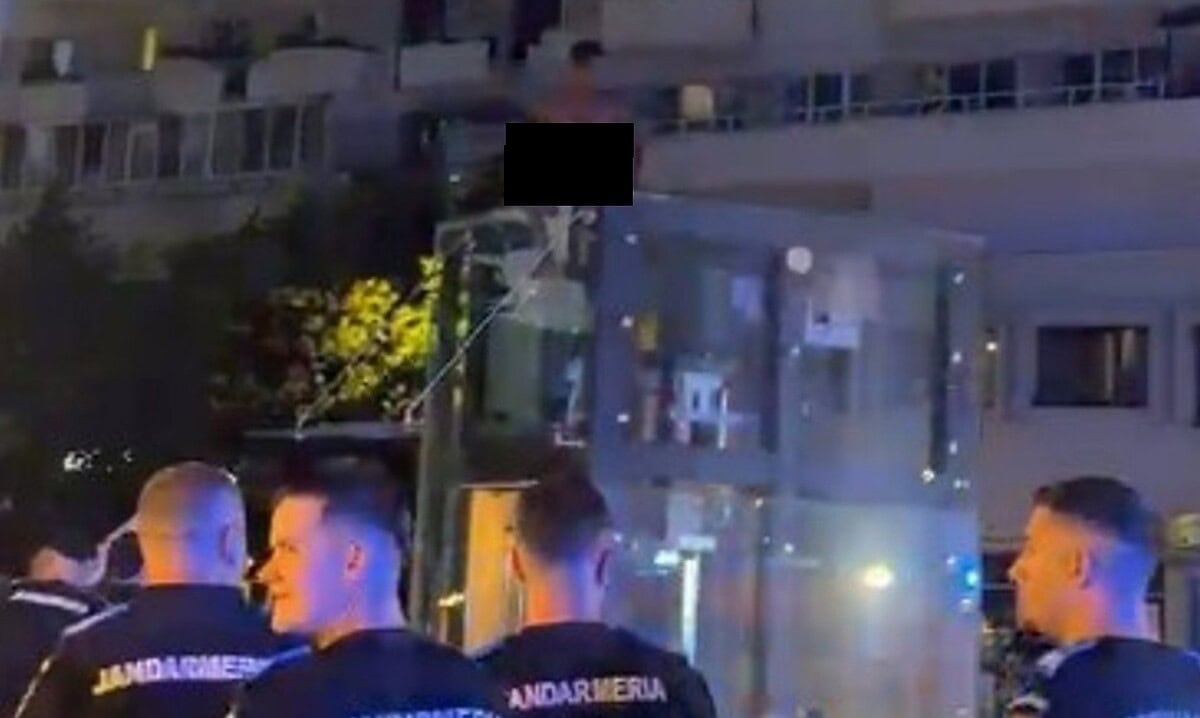 VIDEO Incident la Alba Iulia: un bărbat s-a urcat pe liftul din pasajul din Cetate și amenința că se aruncă. A intervenit Poliția