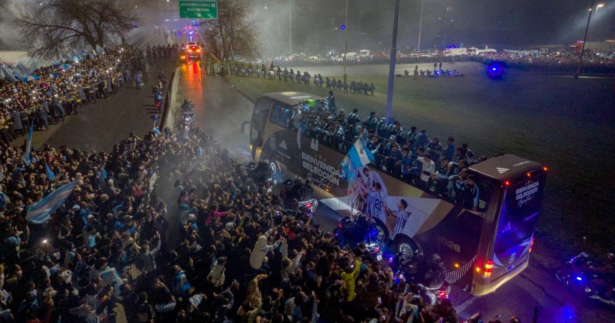Mii de oameni i-au primit pe fotbaliştii argentinieni la Buenos Aires. Messi nu a fost prezent Mii de oameni i-au primit pe fotbaliştii argentinieni la Buenos Aires. Messi nu a fost prezent