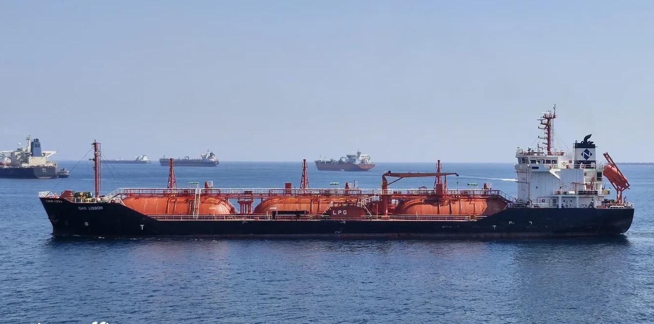 Petrolier în flăcări, aproape de Sf. Gheorghe. Nicuşor Dan: „Nava a fost lovită în afara apelor teritoriale” Petrolier în flăcări, aproape de Sf. Gheorghe. Nicuşor Dan: „Nava a fost lovită în afara apelor teritoriale”