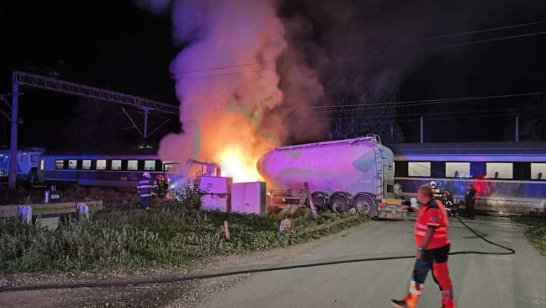 Cisternă în flăcări după ce a lovit un tren de călători care se îndrepta spre Constanța / Pasagerii s-au evacuat