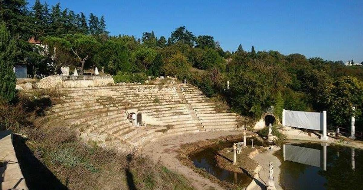 A construit un teatru antic fals și ani la rândul i-a păcălit pe turiști. Credulii au dat 40 de euro pe bilet