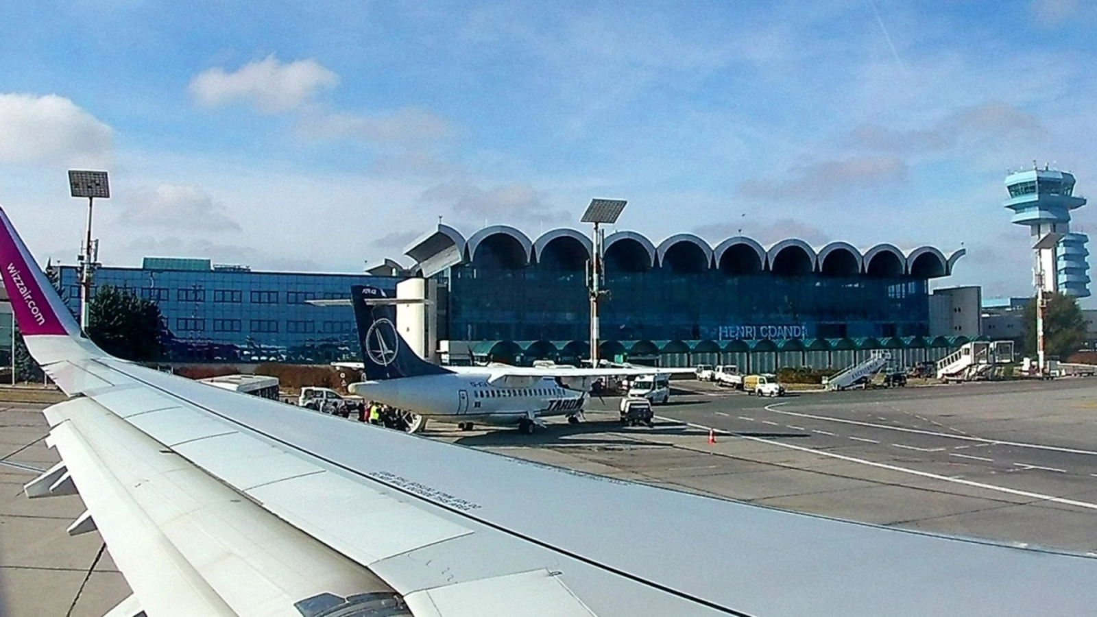 Scene incredibile pe Aeroportul Otopeni: O femeie cu 15 acte de identitate false voia să plece în Franța Scene incredibile pe Aeroportul Otopeni: O femeie cu 15 acte de identitate false voia să plece în Franța