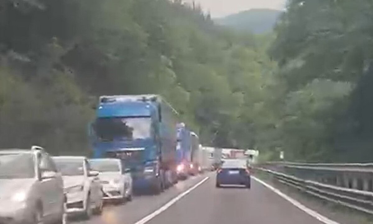 VIDEO ȘTIREA TA: Blocaj și coloană de mașini de peste 10 kilometri pe Valea Oltului. Răbdarea șoferilor, pusă la încercare