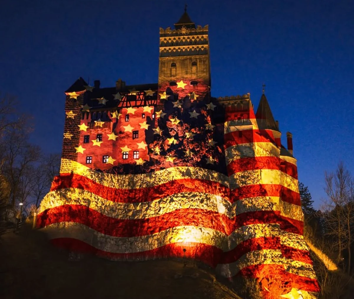 Castelul Bran, luminat &icirc;n culorile steagului american. FOTO: Ambasada SUA la Bucureşti