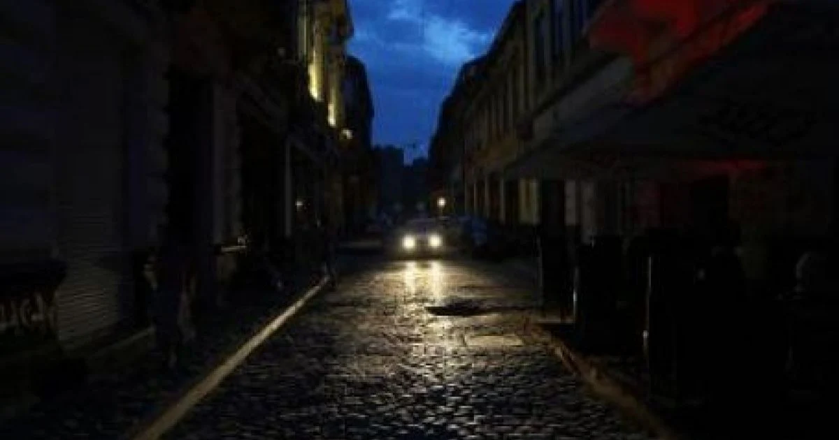 O mașină trece pe o stradă fără iluminat public