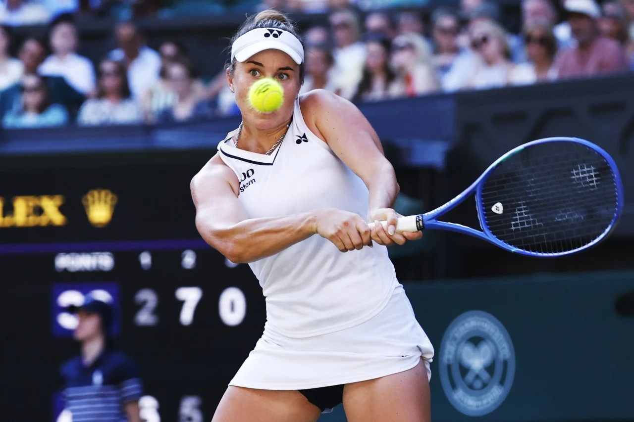 Linda Noskova a ratat cinci mingi de meci &icirc;n setul cu numărul 2 (Foto: EPAImages)